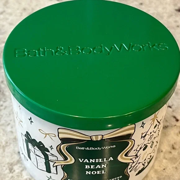 New Bath & Body Works 3 Wick Vanilla Bean Noel Candle - Picture 2 of 4